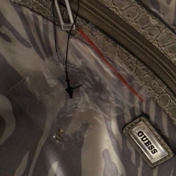 Guess - Picture 16 of 16